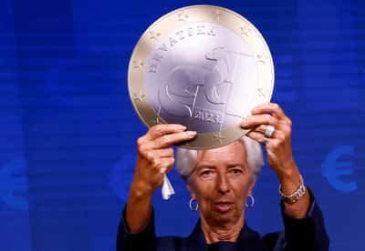 Image for Euro's 'global moment' risks slipping away amid political division