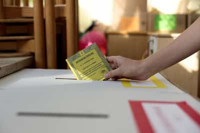 Image for Low turnout thwarts Italian referendums, deals blow to opposition