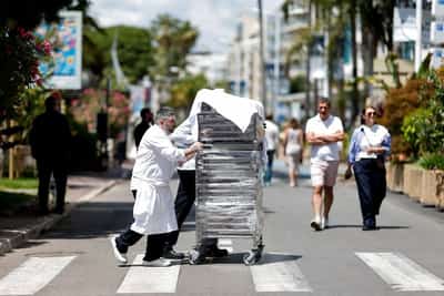 Image for France's services sector returns to growth in November, PMI shows