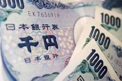 Image for Yen weaker in thin trading as traders stay alert to intervention risk