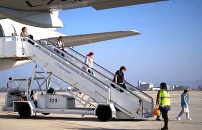 Image for Airline shares rebound as trickle of Middle East flights resume