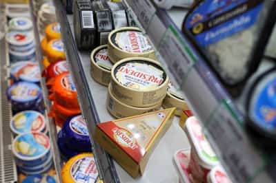Image for China extends probe into EU dairy products as trade tussle goes on