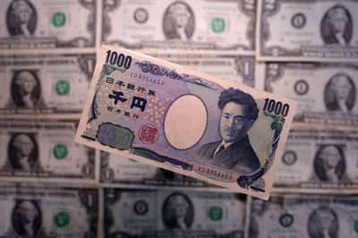 Image for Dollar gains on trade optimism, yen slips