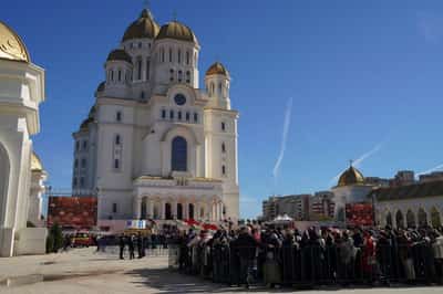 Image for Romanians rush to visit new cathedral, world's largest Orthodox church