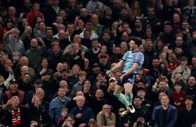 Image for Soccer-Arsenal title hopes hit again with 1-1 draw at Man United