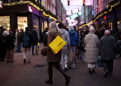 Image for Wet weather keeps UK shoppers at home, CBI survey says