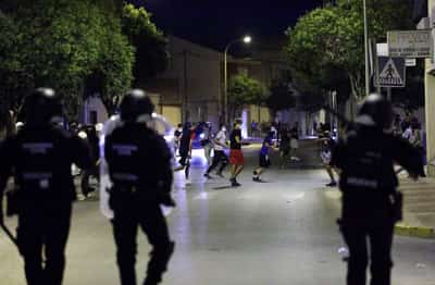 Image for Spain arrests 10 after far-right groups and migrants clash