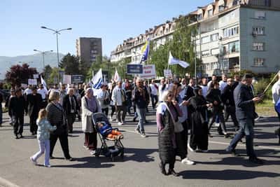 Image for Marchers demand reopening of Bosnia's last steel mill