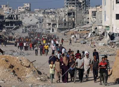 Image for Gazans stream back home as Israel-Hamas ceasefire holds