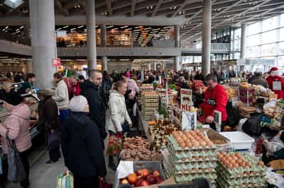 Image for Euro zone consumers sharply lift inflation bets, ECB survey shows