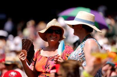 Image for Tennis-Fans take cover on hottest opening day in Wimbledon history