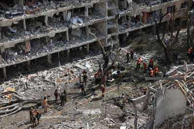 Image for Israelis who lost homes to Iranian missile confront rubble as shock sinks in