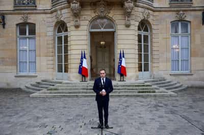 Image for French PM urges end to 'ridiculous spectacle' as budget deadline looms
