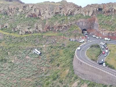 Image for One dead, 27 injured as bus carrying British tourists crashes in Spain's La Gomera