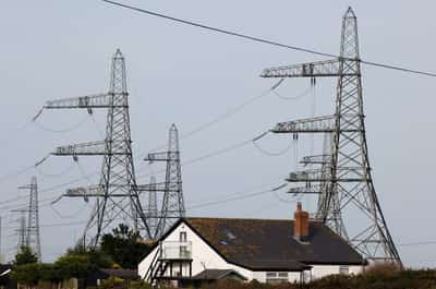 Image for UK to give financial incentives to households near new electricity pylons
