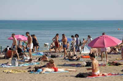 Image for Europe loses hold on American tourists, woos Chinese, Indian travellers