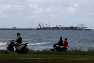 Image for Oil falls as investors weigh supply outlook, Venezuelan uncertainties