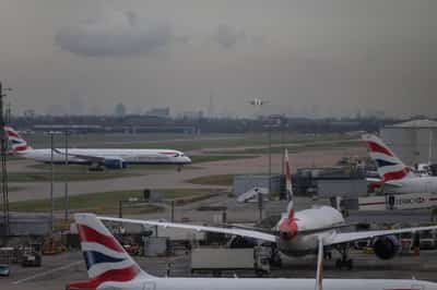 Image for Heathrow mulls shorter third runway to cut expansion costs, FT reports