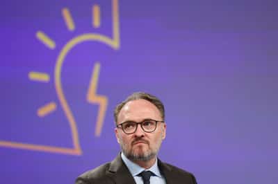 Image for EU to consider forcing countries to hold, redistribute jet fuel stocks