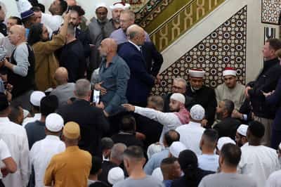 Image for Australian mosque protesters heckle PM Albanese over Israel stance