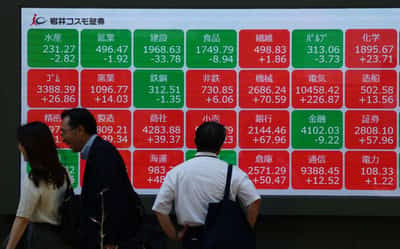 Image for Wall Street choppy, oil dips as US holds back from Mideast military action