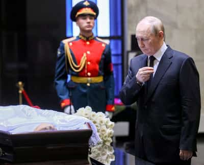 Image for Russia's Putin joins mourners to pay respects to ex-classmate and top judge