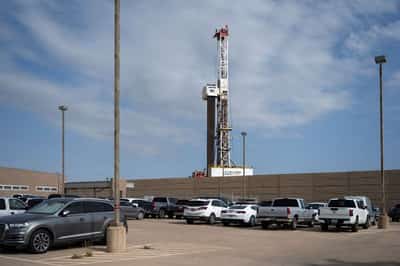 Image for Oil inches up on US demand strength; fading Mideast supply risks offset gains