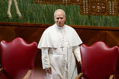 Image for Pope Leo gets gift of Chicago beer from Illinois governor Pritzker