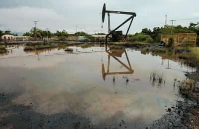 Image for Oil settles down more than 1% after Trump statements on Venezuelan oil