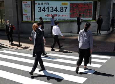 Image for Japanese investors sell most German bonds since 2014 in April