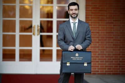 Image for Spain proposes bans on concert ticket scalping, fuel advertising