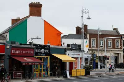 Image for Right-wing activists divide Dublin with lamp-post flag blitz