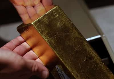 Image for Central banks favour gold over dollar for reserves, WGC survey