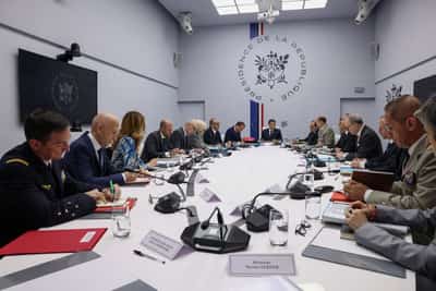 Image for Macron welcomes home two French nationals freed after years in Iran jail