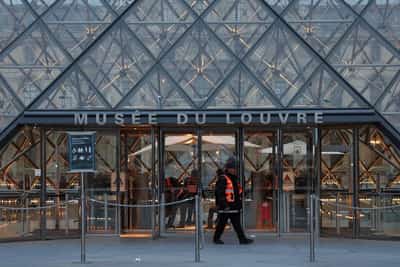 Image for Five new suspects arrested over Louvre robbery, French radio reports