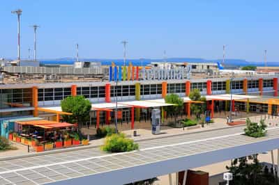 Image for Firefighters battle wildfire threatening French city of Marseille
