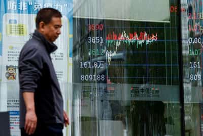 Image for Dollar rises while global stock index falls; inflation and tariffs in focus