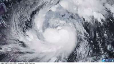 Image for Super Typhoon Fung-wong slams into Philippines, two dead