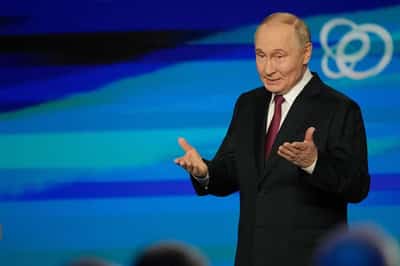 Image for Putin held meeting of top officials following call with Trump