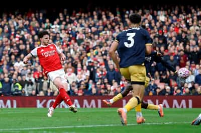 Image for Soccer-Arsenal go top as Liverpool suffer last-gasp defeat at Chelsea