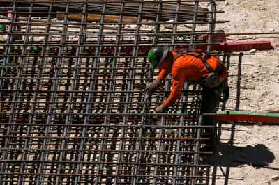 Image for White House says 25% steel and aluminum tariff to go into effect