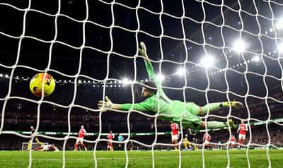 Image for Soccer-Arsenal suffer title jolt against inspired United, Villa close gap