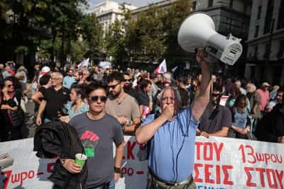 Image for Greece adopts law extending working hours despite protests