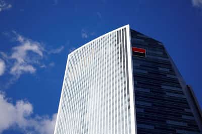 Image for French authorities search SocGen's offices in tax fraud investigation