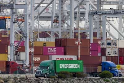 Image for New US tariff starts at 10%, Trump administration working to hike it to 15%