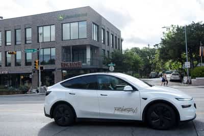 Image for Tesla rolls out robotaxis in Texas test