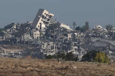 Image for Israeli strikes kill 31 people in Gaza City, medics say, as tanks advance