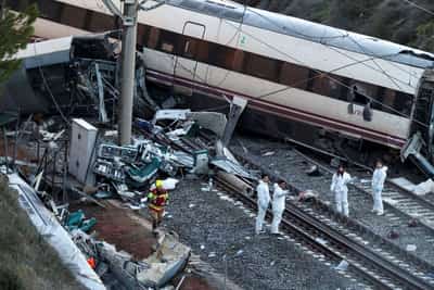 Image for Exclusive-Investigators find broken joint on track at Spanish rail crash site, source says