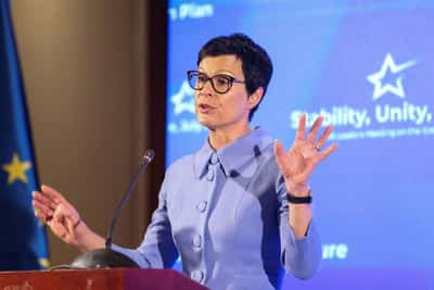 Image for EU enlargement chief, boycotted by Serbs, urges Bosnia to speed up reforms