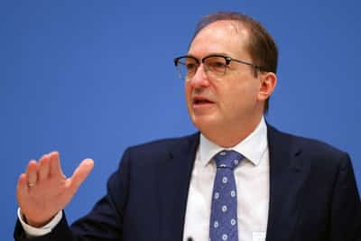 Image for Germany to extend border checks by six months, minister tells Bild